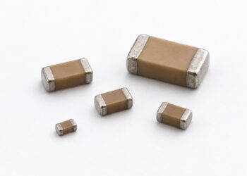 白色背景上的多种尺寸无品牌两端MLCC陶瓷电容